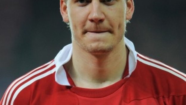 Хамбургер си хареса Бендтнер за заместник на Ван Нистелрой