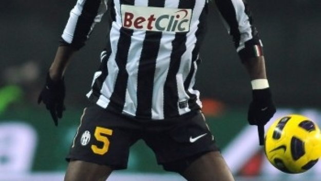 Момо Сисоко ще оперира коляното си