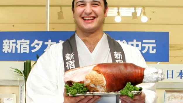 Котоошу "изяде" Такекадзе в Токио