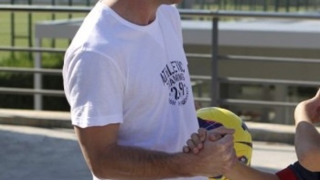 Първият клуб на Лео Меси подписа със сина му 