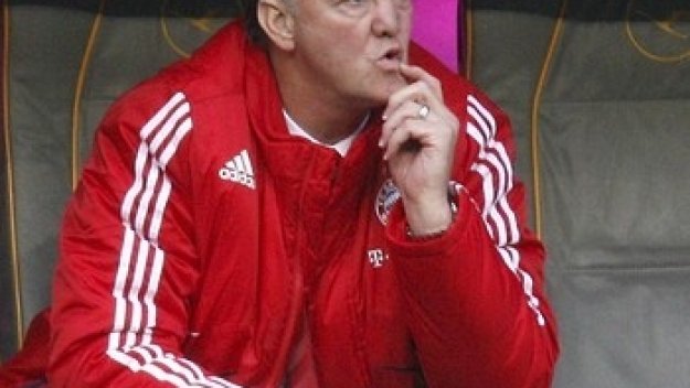 Ван Гаал пред изгонване след 1:1 с Шалке