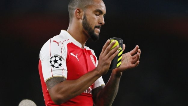 Уолкът и Окслейд-Чембърлейн аут от Арсенал