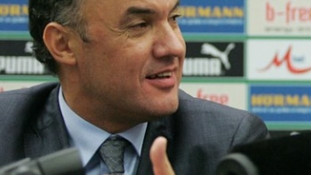 Боби Михайлов започна с уволненията в БФС