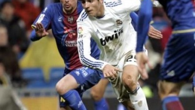 Моуриньо да избира между Рууд и Мората