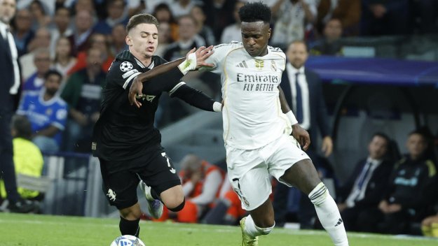 Драмата в Реал: Винисиус на колене пред фенове, играчи и треньори