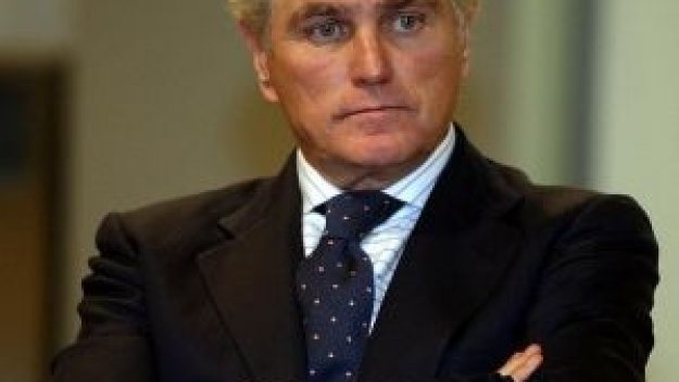 Калдерон замазва скандала с уволнения