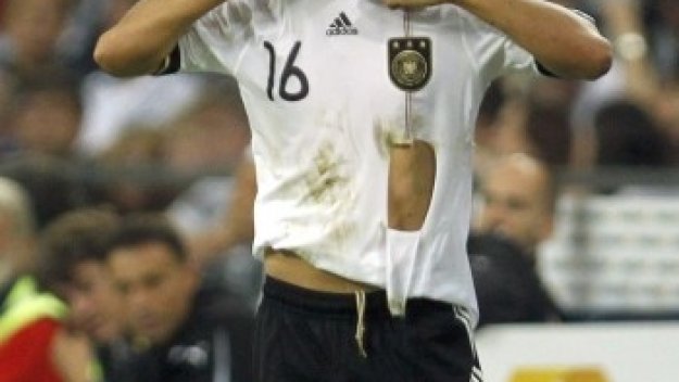 Филип Лам отпадна за мача срещу Франция