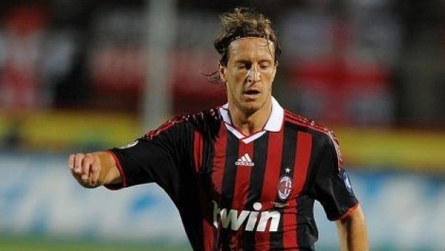 Амброзини ще се размине с операция на коляното