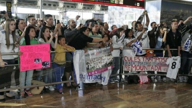 600 фенове посрещнаха Реал в Барселона