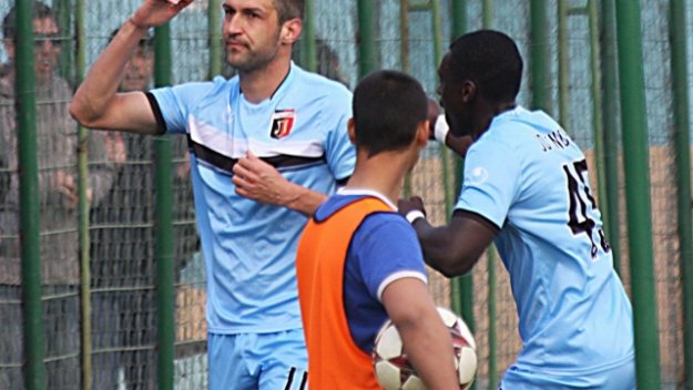 Камбура пред трансфер в Катар