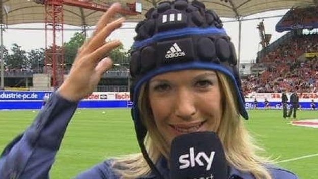 Секси журналистка се екипира с каска за мачовете в Германия + ВИДЕО
