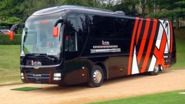 Подиграват Милан за продадения клубен автобус