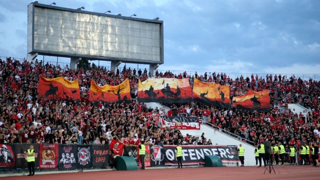 Скандално: Фенове на ЦСКА нападнаха и плюха по играчите на Лудогорец