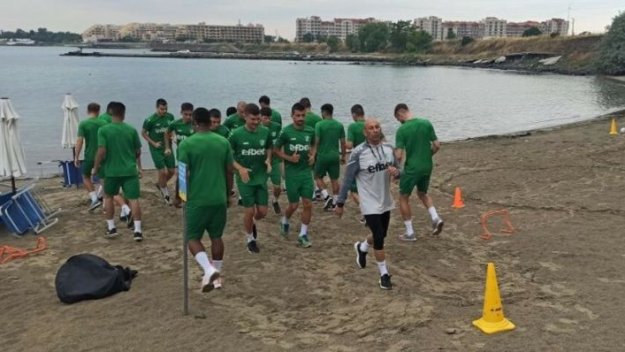 Берое тренира на плажа