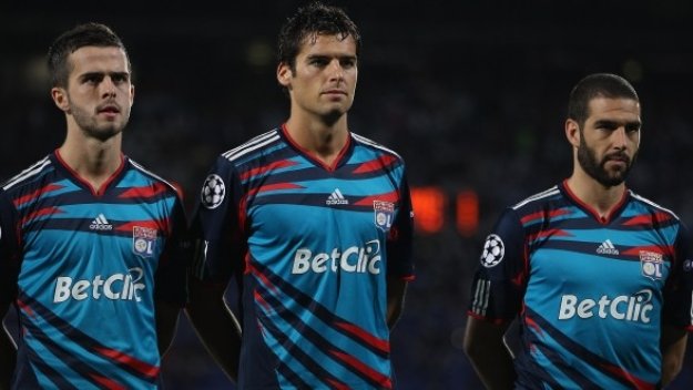 Лион удари лидера в Лига 1