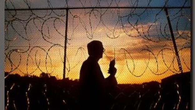 Монтират телевизори в затвор в Индия