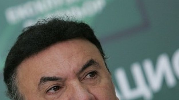 Боби реди контрола със световния шампион Испания