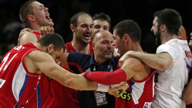 Над 20 000 навиячи посрещнаха сърбите в Белград