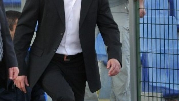 Гонзо остава треньор заради лиценза на Костов