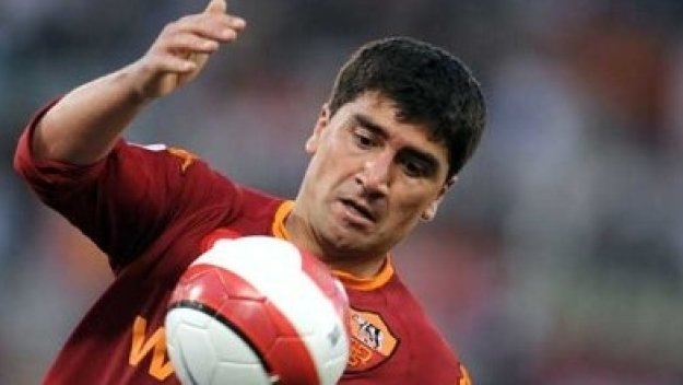 Давид Писаро остава в Рома
