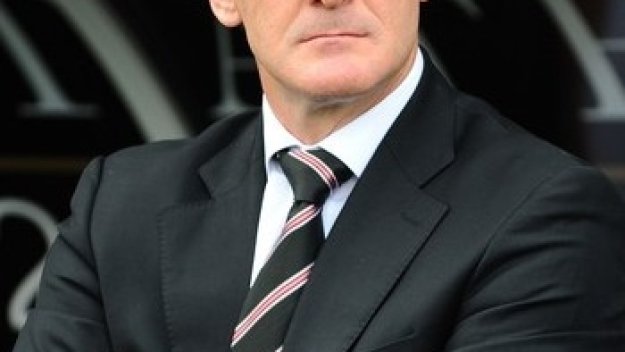 Астън Вила готви сензационна оферта към Марк Хюз