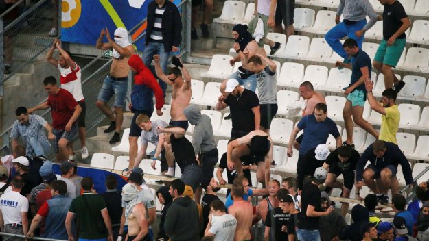 Футболистите на Русия се молят на лудите си фенове