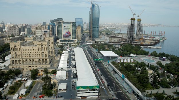 Люис без конкуренция в Баку