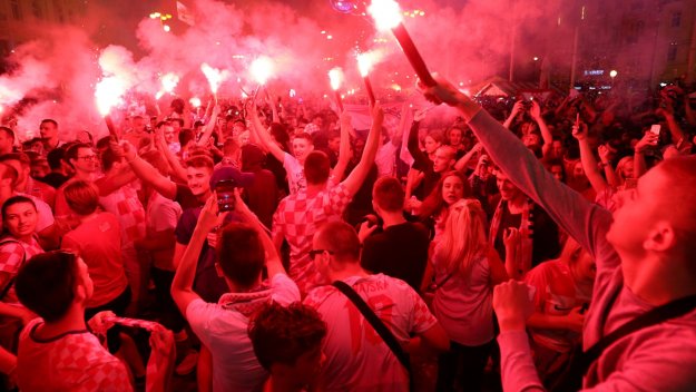 Луди глави! Хървати почти подпалиха цял остров