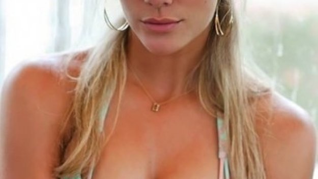 Едрогърдата Бруклин Декър засне еротична фотосесия