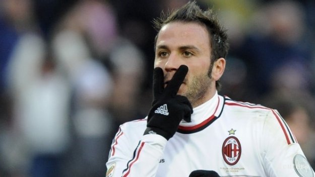 Милан разби Реджина и чака Ювентус