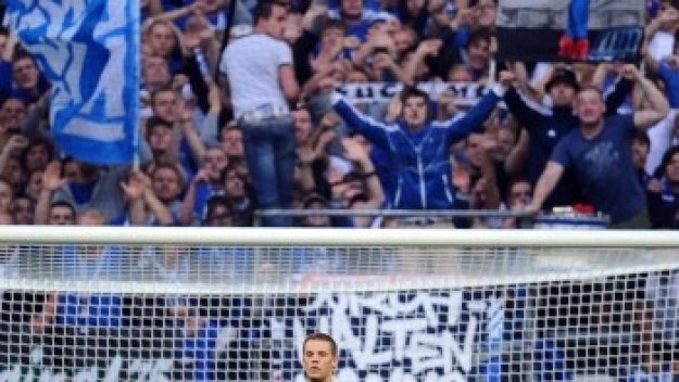 Свирепи плакати срещу Нойер