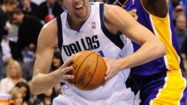 Далас спря пропадането с победа над Лейкърс