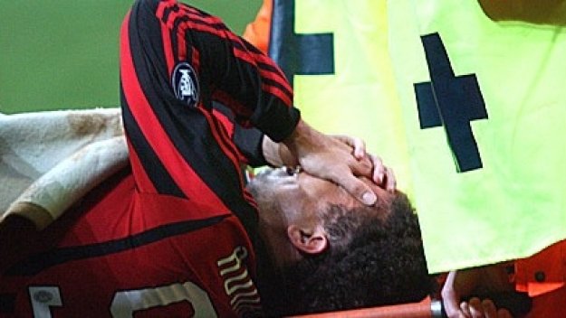 Смях, носач на носилки пада върху главата на футболист + ВИДЕО