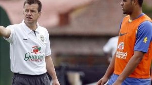 Дунга викна Адриано за приятелския мач с Португалия