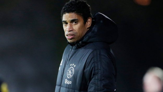 Аякс изгони треньора, назначи бивш национал