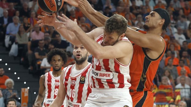 Гордост! 77% от мениджърите в NBA посочиха Везенков за №1!