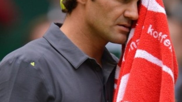 Федерер се измъкна на косъм от Раонич