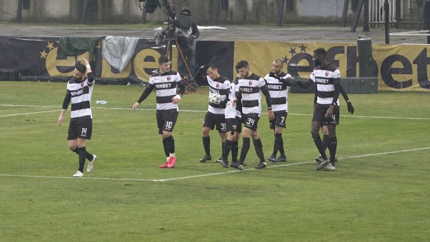 Тунчев пуска резерви и хлапета заради ЦСКА