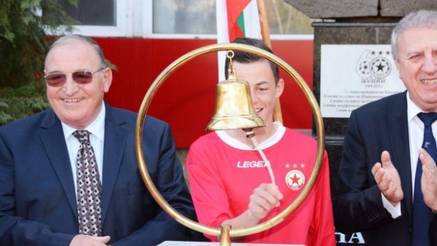 Депутати си купуват акции на ЦСКА