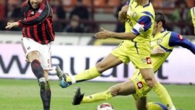 Милан бие 3:1 и докосва Шампионската лига