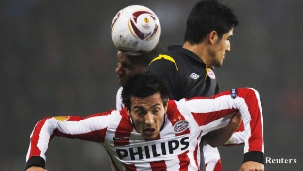 ПСВ Айндховен намалява рязко цената на Манолев, за да го продаде