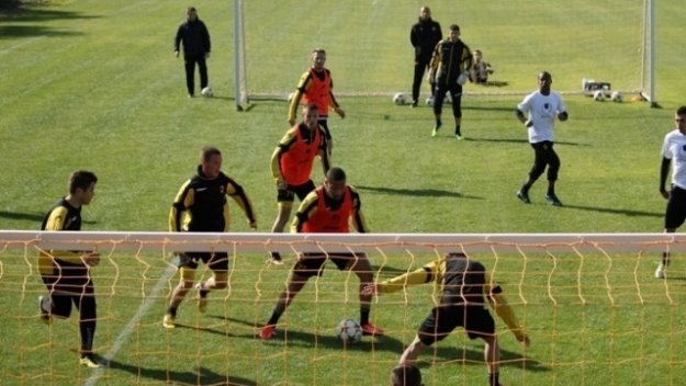 Петима титуляри на Мъри Стоилов аут от тренировките на Ботев