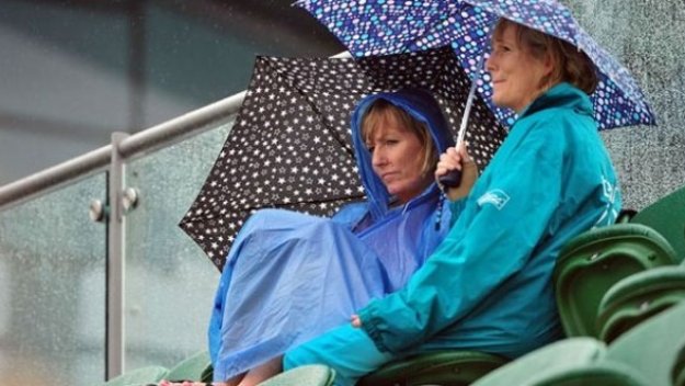 Дъжд бави мача на Пиронкова