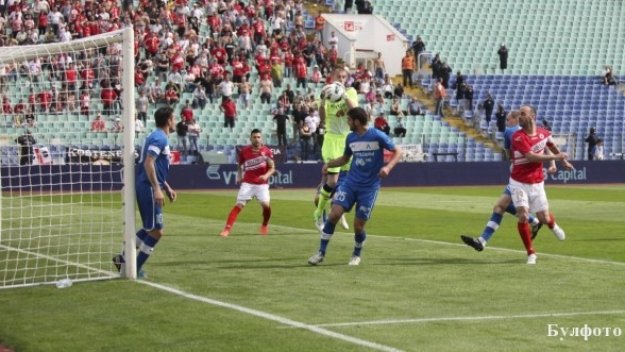 От Левски &quot;пробили&quot; четирима играчи на ЦСКА преди Вечното дерби