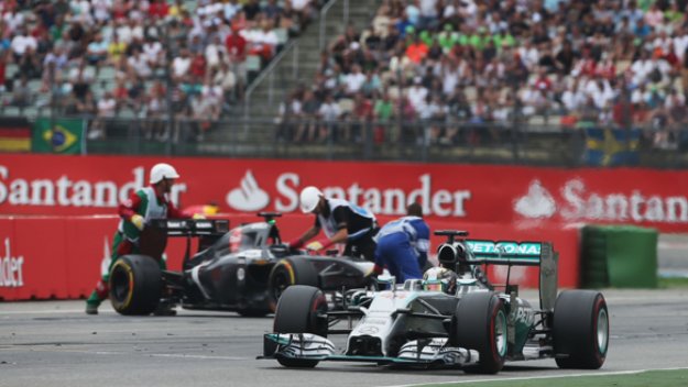 Люис: Трябваше да има кола за сигурност