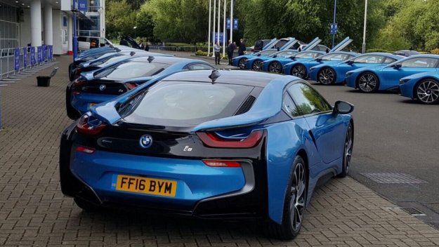 От сърце: Босът на Лестър зарадва играчите с BMW i8