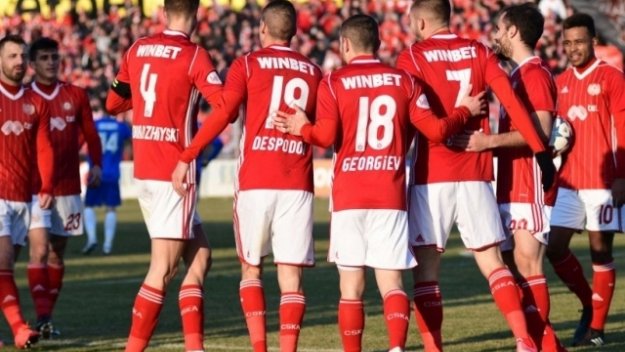 Кой трябва да играе за ЦСКА срещу Левски? Куп дилеми пред Стамен Белчев