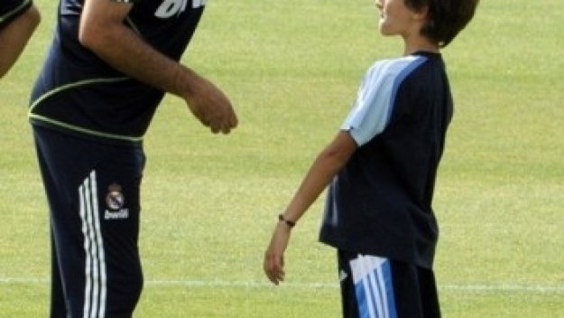 Моу записа децата си в училище до Пинетиня