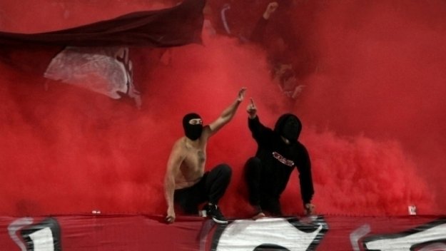 Сърца червени: Феновете на ЦСКА изкупиха билетите за реванша с Осиек
