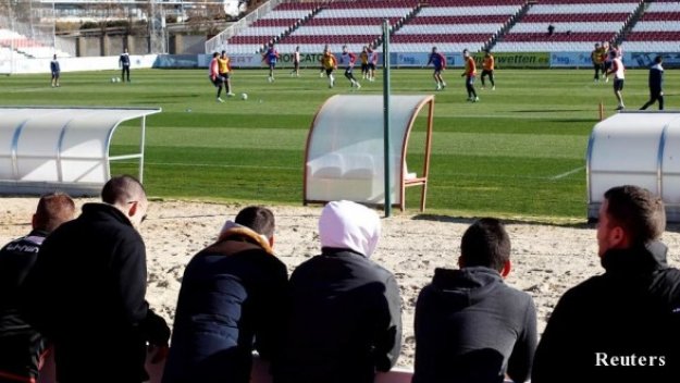 Фенове псуват играчите на Севиля на тренировка